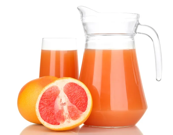 Plný skla a džbán grapefruitové šťávy a grapefruitů izolovaných na bílém — Stock fotografie