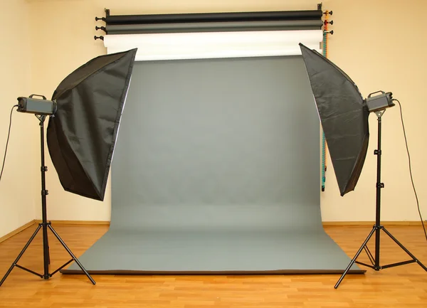 Estúdio de fotografia vazio com equipamento de iluminação — Fotografia de Stock