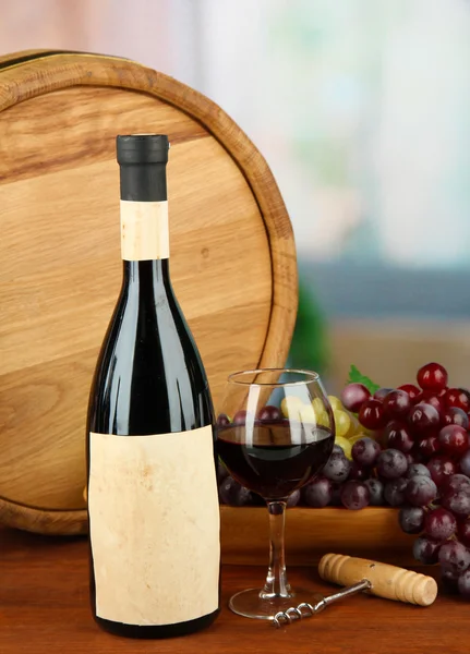 Composition of wine, wooden barrel and grape, on bright background — Stock Photo, Image