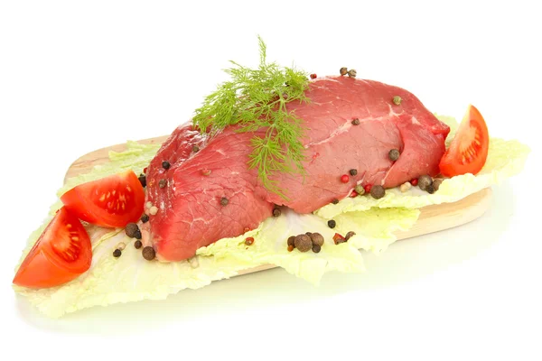 Rå nötkött marinerade med örter och kryddor isolerad på vit — Stockfoto