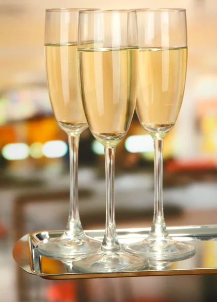 Fête d'entreprise : verres à champagne pétillants sur plateau — Photo