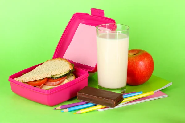 午餐盒与三明治、 苹果、 牛奶和绿色背景信纸 — 图库照片