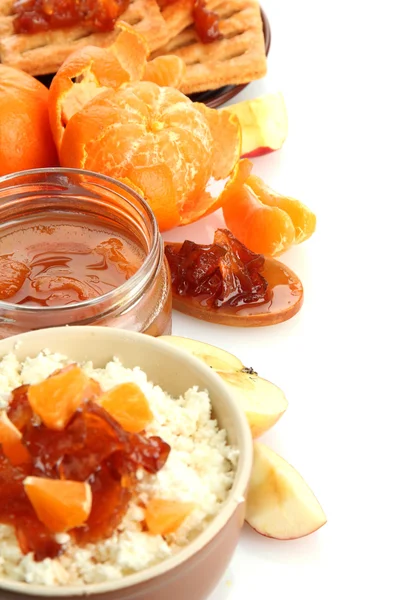 Ricotta in ciotola con marmellata di mandarino fatta in casa, isolata su bianco — Foto Stock