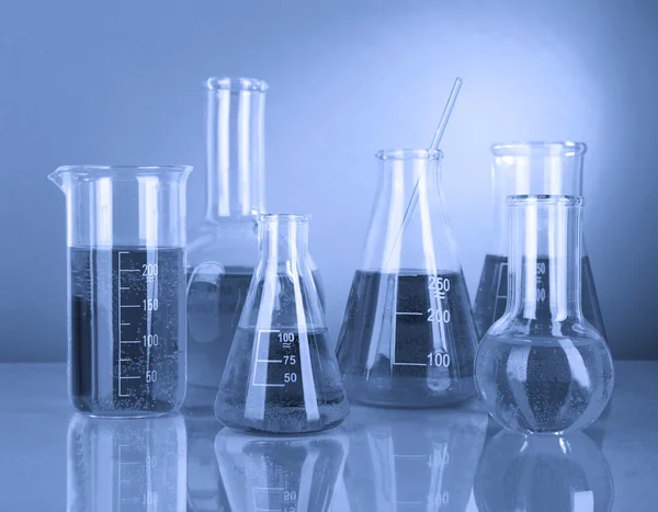 Testen van buizen met kleurrijke vloeistoffen in blauw licht — Stockfoto