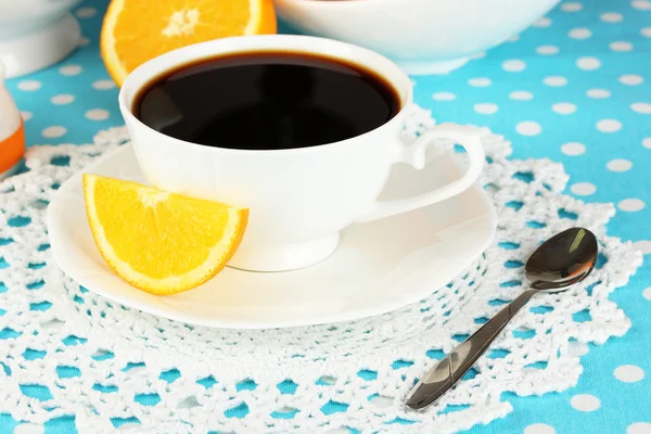 Piękny biały serwis obiadowy z pomarańczy na niebieski obrus z bliska — Zdjęcie stockowe
