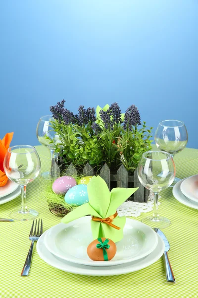 Ostern Tisch auf farbigem Hintergrund — Stockfoto