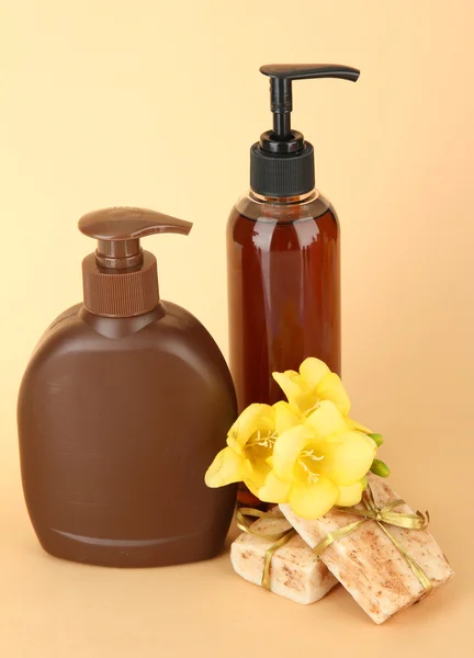 Flüssige und handgemachte Seifen auf beigem Hintergrund — Stockfoto