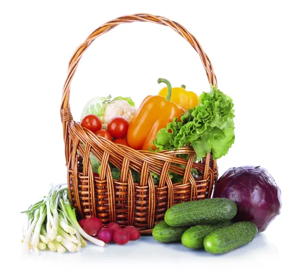 Свіжі овочі в плетеному кошику ізольовані на білому — стокове фото