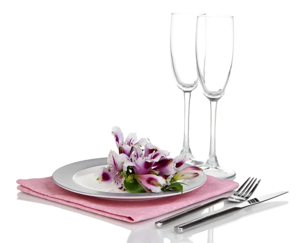 Ρύθμιση γιορτινό τραπέζι με λουλούδια που απομονώνονται σε λευκό — Φωτογραφία Αρχείου