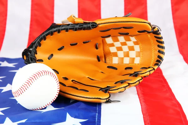 Beysbol eldiveni ve Amerikan bayrağı arka plan üzerinde topu — Stok fotoğraf