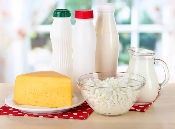 Produtos lácteos em guardanapo na mesa na cozinha — Fotografia de Stock