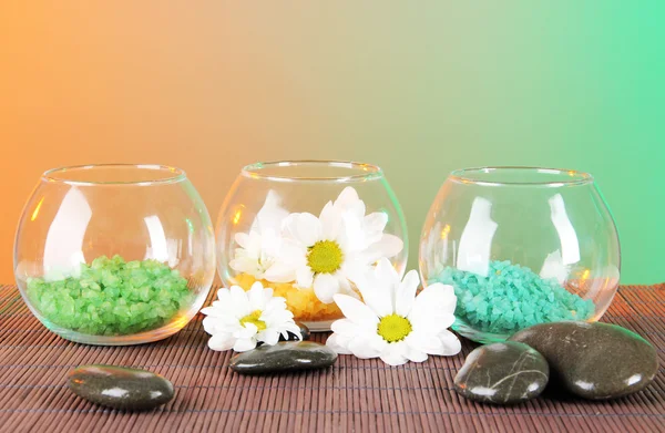 Sól morska w różnych kolorach w szklanych pojemnikach na jasnym tle — Zdjęcie stockowe