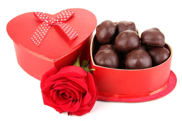 Chocolade snoepjes in de doos van de gift, geïsoleerd op wit — Stockfoto