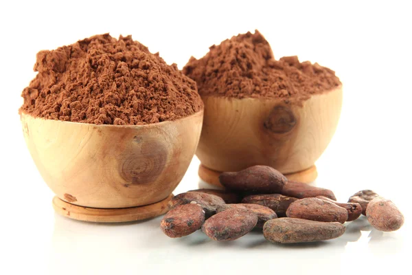 Poudre de cacao dans des bols en bois, isolé sur blanc — Photo