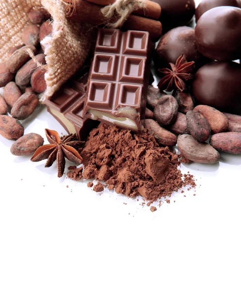 초콜릿 과자, 코코아, 향신료, 흰색 절연의 구성 — 스톡 사진