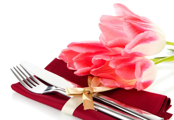 Cenário festivo de mesa de jantar com tulipas isoladas em branco — Fotografia de Stock