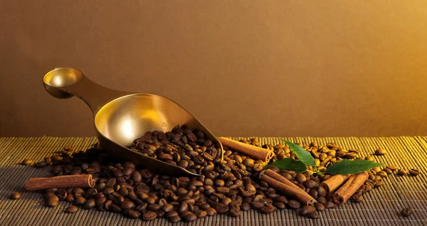 Caffè di cereali e scoop su sfondo luminoso — Foto Stock