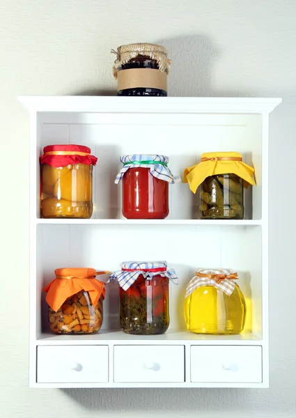 Homemade preserves on beautiful white shelves — Stockfoto