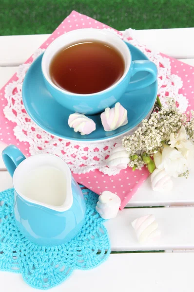 Vacker te sammansättning på trä picknick bord närbild — Stockfoto