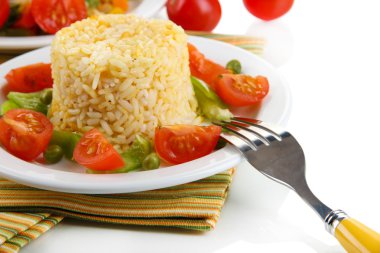 sebzeler üzerinde beyaz izole lezzetli risotto