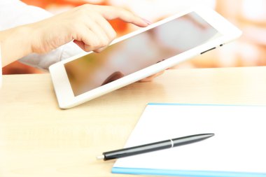 kafede dijital tablet kullanarak işçisi kadın ofis