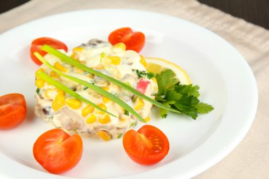 küçük bir kısmı büyük tabakta yemek yakın çekim