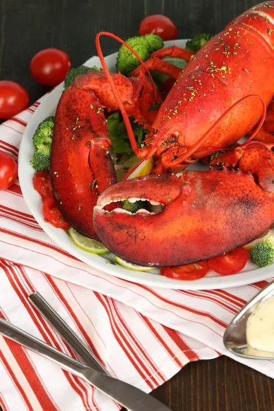 Czerwony homar na talerzu na stół szczegół — Zdjęcie stockowe