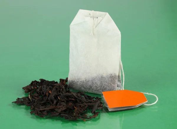 Bolsa de té en fondo verde — Stockfoto
