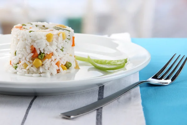 Delizioso risotto con verdure sul tavolo nel caffè — Foto Stock