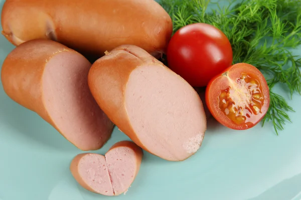 Saucisse, légumes verts, tomate sur assiette — Photo