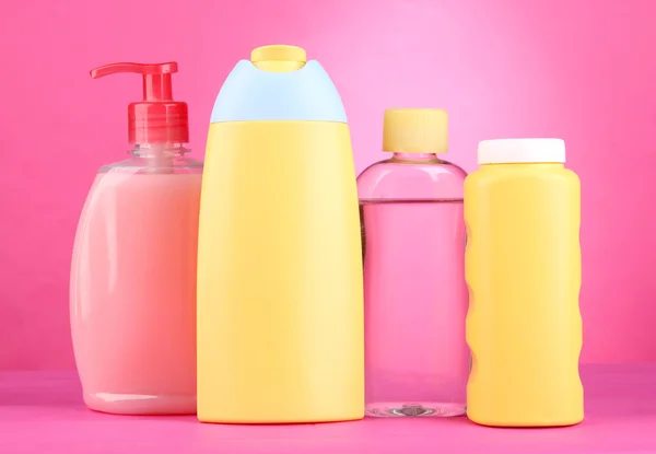 Baby kosmetika på rosa bakgrund — Stockfoto