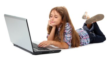 güzel bir kız ile üzerine beyaz izole laptop