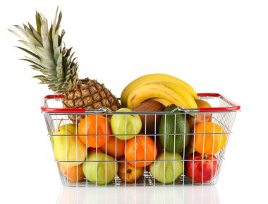 metal sepette beyaz zemin üzerine izole taze meyve