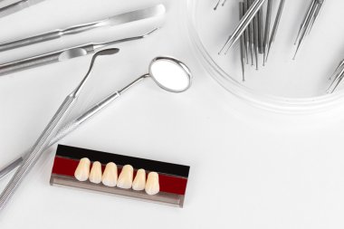 Protez diş araçları üzerinde beyaz izole