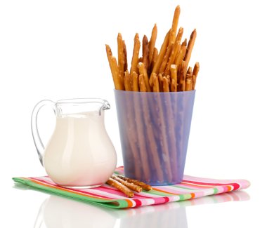 lezzetli kızarmış sopa üzerinde beyaz izole mor plastik kap içinde