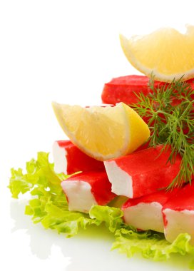 Yengeç sopa üzerinde beyaz izole limon, marul yaprakları üzerinde