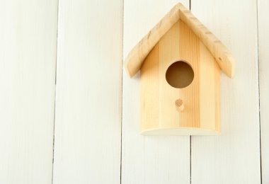 ahşap zemin üzerinde yuva kutusu