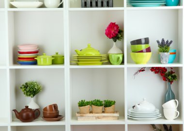 sofra ve deco ile güzel beyaz raflar