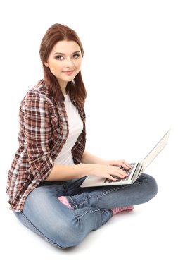 güzel genç kadın ile üzerine beyaz izole laptop