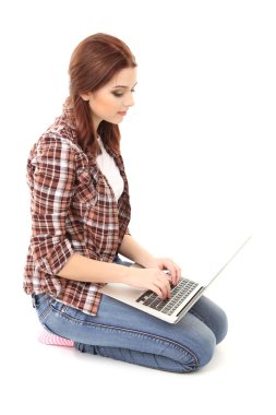 güzel genç kadın ile üzerine beyaz izole laptop