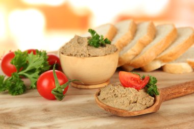 taze ezme, domates ve parlak zemin üzerine ekmek bileşimi