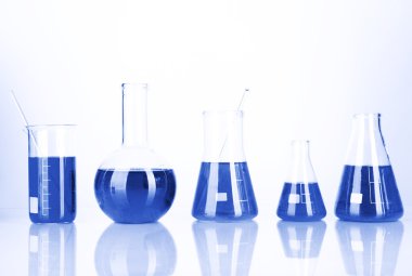 mavi ışık tüpleri ile renkli sıvı test