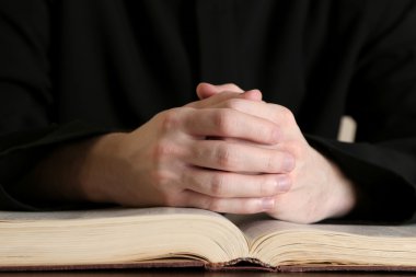 Rahip İncil okuma, yakın çekim