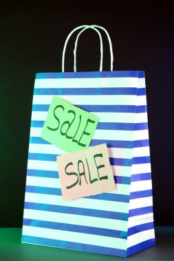 koyu arka plan üzerinde çizgili çanta