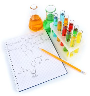 test tüpleri ile renkli sıvılar ve formüller üzerinde beyaz izole