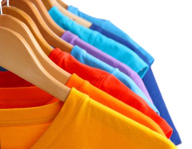 t-shirt bir sürü üzerinde beyaz izole askıları