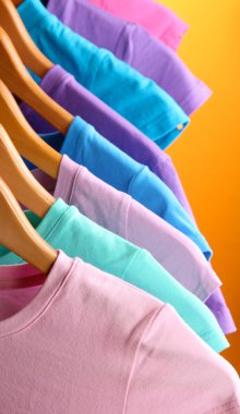 t-shirt bir sürü askıları turuncu zemin üzerinde