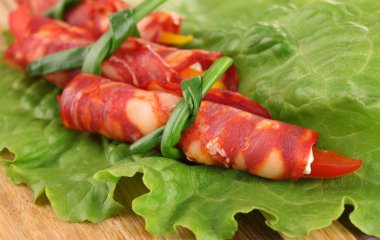 ahşap masa, salam rulo yakın çekim