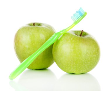 elma üzerine beyaz izole bir diş fırçası ile
