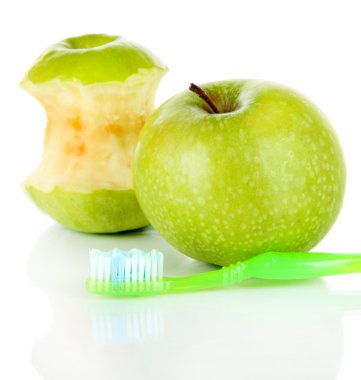 elma üzerine beyaz izole bir diş fırçası ile